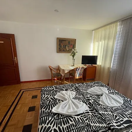 Apartament Doppelbett Zimmer 12 *
